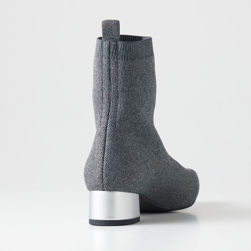 メタリック素材のヒールがアクセントに