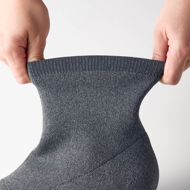 伸縮性があり靴下感覚でラクに履ける