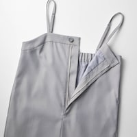 フロントはファスナー開きで着脱がラク