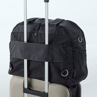 裏側にはキャリーバッグなどの持ち手に固定できるスリーブ付き