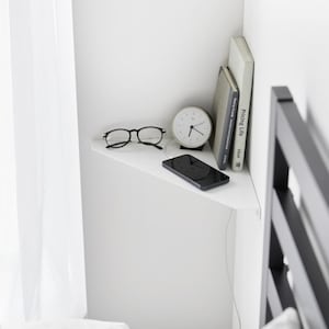 シンプルなデザインなので、お部屋に圧迫感を与えず設置できます。ベッドサイドでは置き場所に困るスマートフォンやメガネ置きに便利です。玄関に設置して鍵や芳香剤などの小物置きに。トイレではお掃除シートや消臭