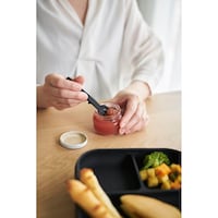 シリコーン素材が瓶などにフィットして、食材を残さずきれいにすくえる