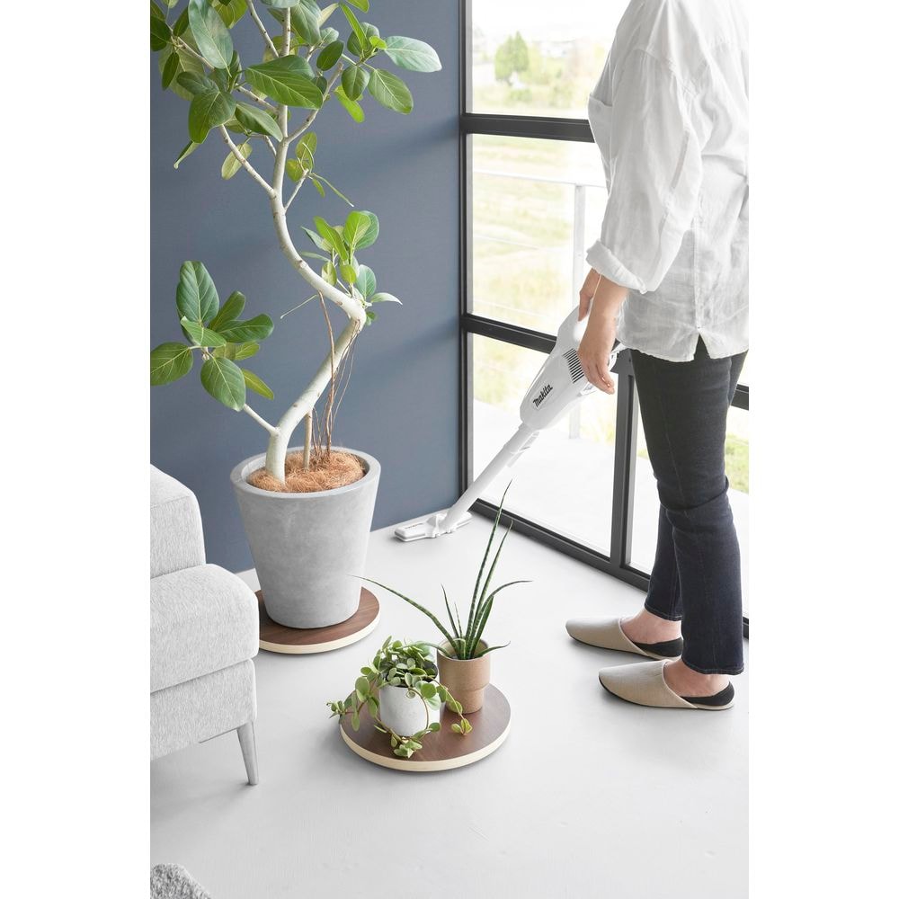 重い鉢植えの下も掃除がしやすい