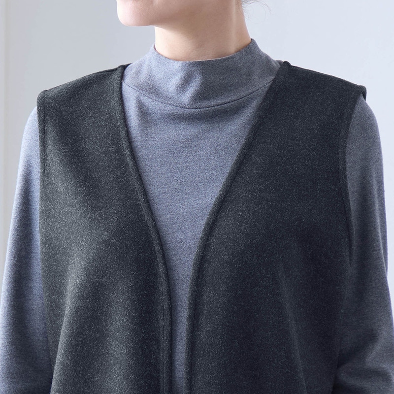 さっと羽織れるノーボタンデザイン