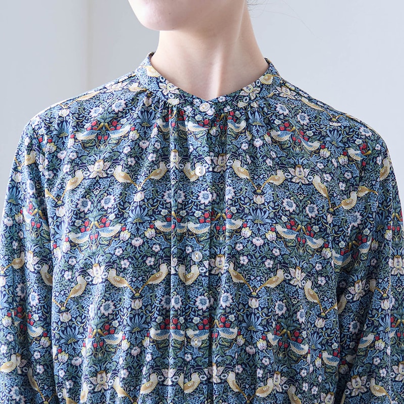 スタンドネックで上品な印象に