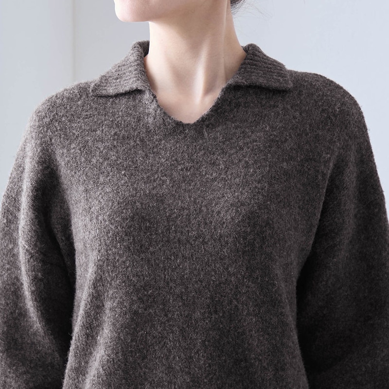 主張しすぎない襟デザインで立体感があり小顔見え