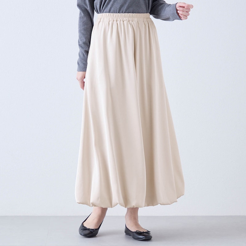 スカートはトレンド感のあるバルーンデザイン