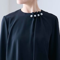 襟元にはパール調の大きめボタン付きでアクセサリー無しでもOK