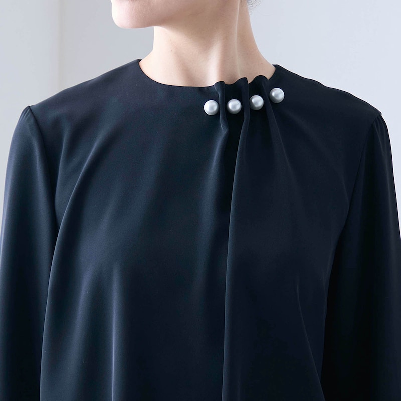 襟元にはパール調の大きめボタン付きでアクセサリー無しでもOK