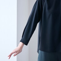 袖丈は使い勝手のよい9分丈