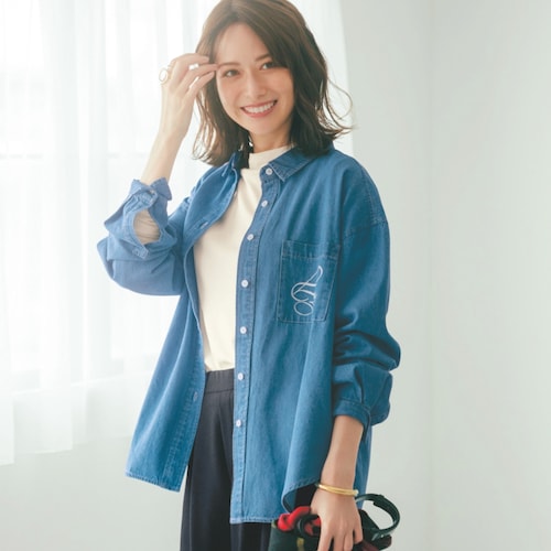 重ね着にも使える胸元刺繍入りデニムシャツ