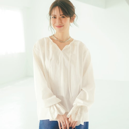 重ね着にも使えるレーススリーブブラウス