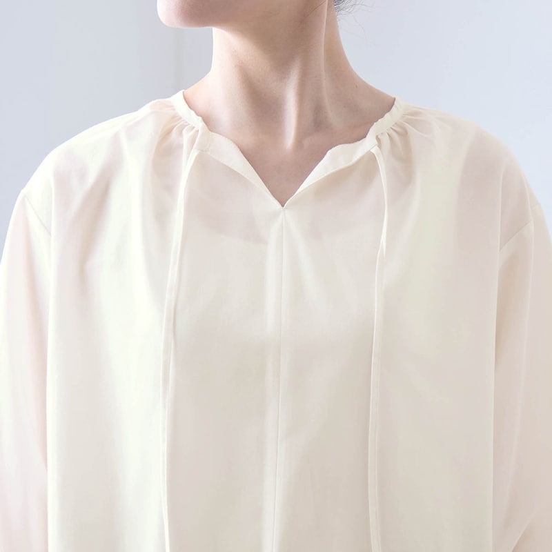 襟元のひもは重ね着次第で結んだりアレンジが楽しめる