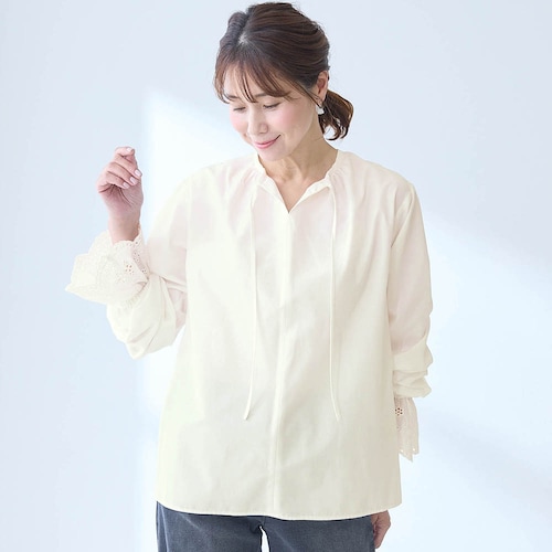 重ね着にも使えるレーススリーブブラウス