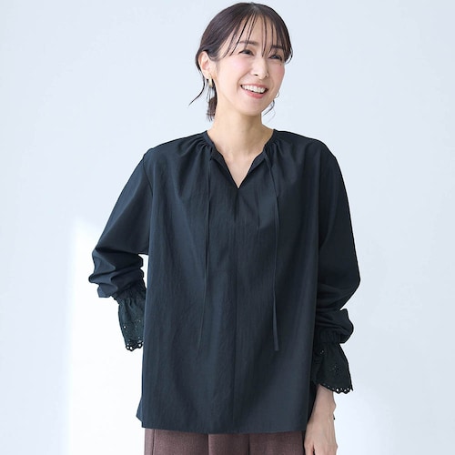 重ね着にも使えるレーススリーブブラウス