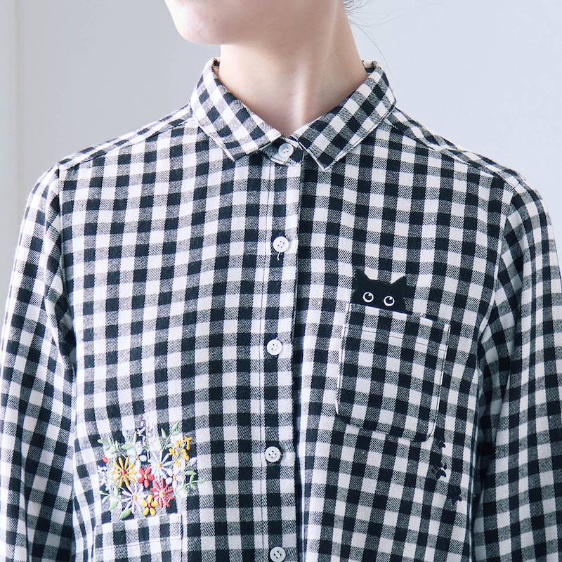 胸ポケットにはクロネコが覗き込むような刺繍