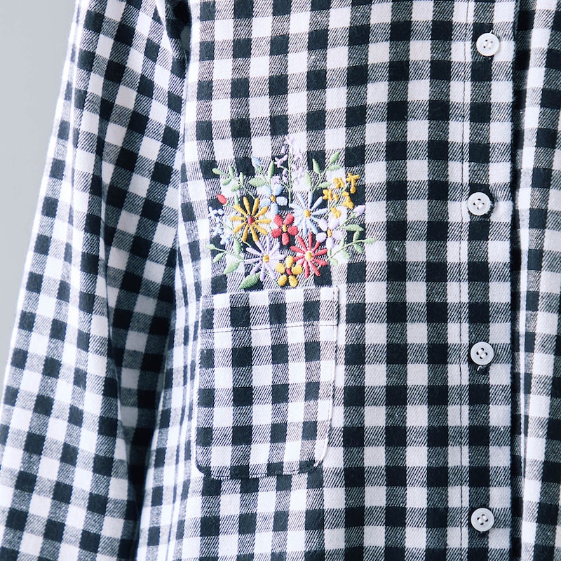 反対側にはカラフルな花刺繍も