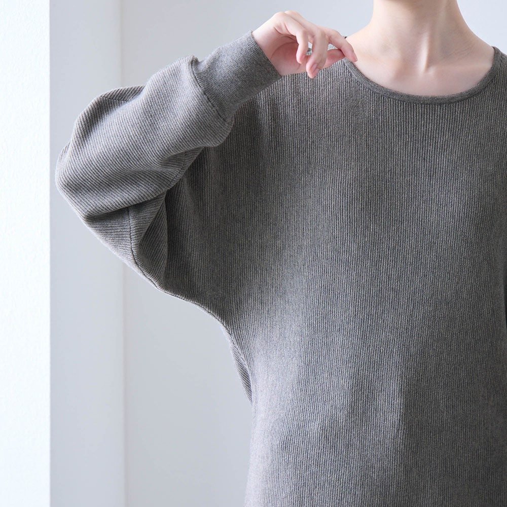 体のラインを拾いにくいドルマンシルエット