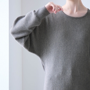 体のラインを拾いにくいドルマンシルエット