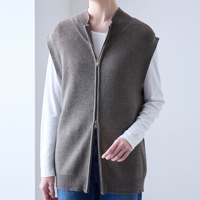 上からも下からも開閉できるダブルジップ仕様