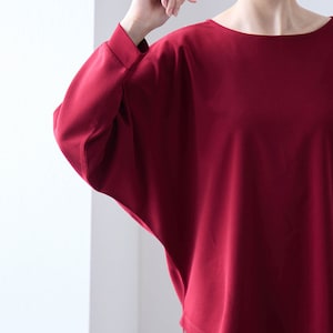 体のラインを拾いにくいドルマンシルエット