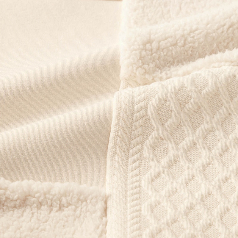 ニット風の編み柄やボア素材をミックスさせた異素材デザイン