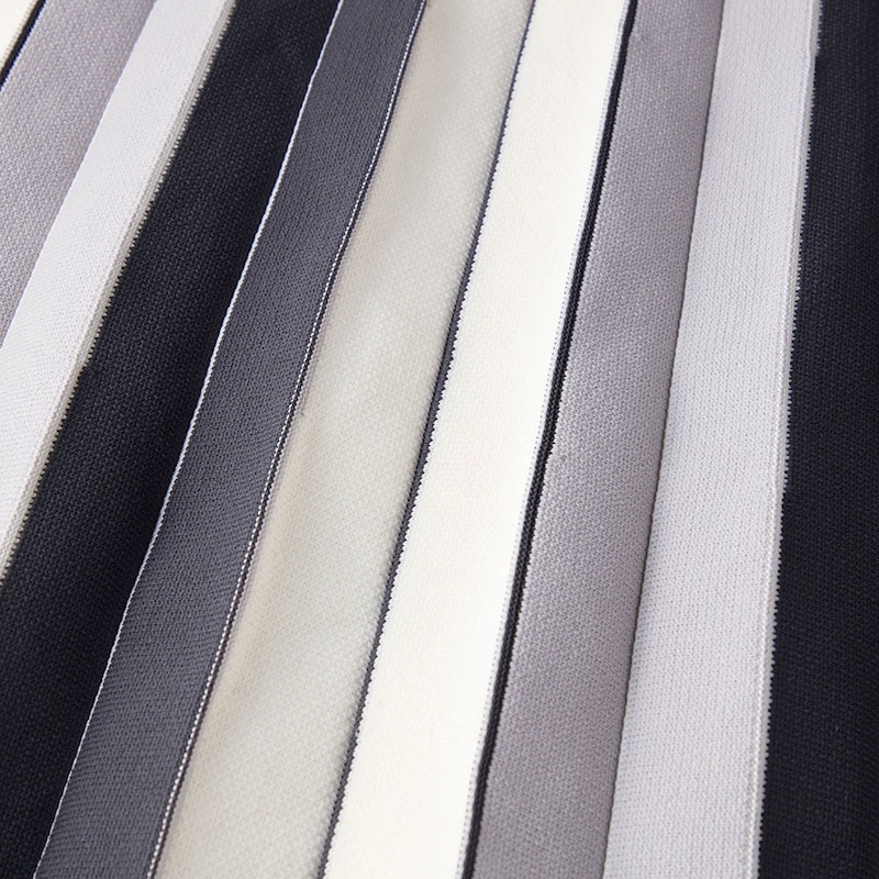 軽さを追求したハリのあるニット素材