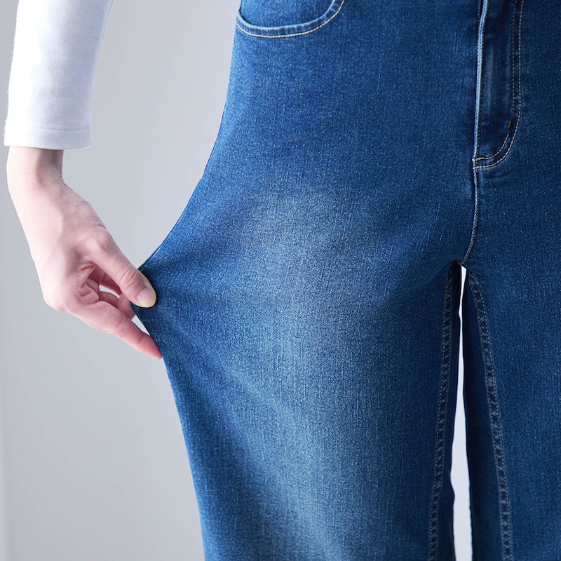 デニム生地なのによく伸びるストレッチ入り