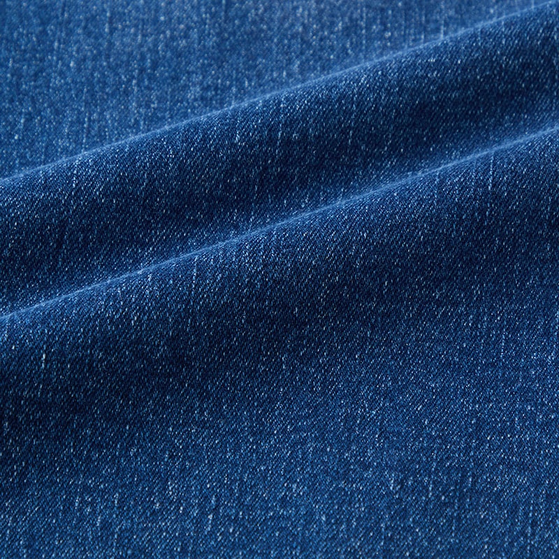しっかりとした厚みがありながらも伸縮性に優れたデニム素材