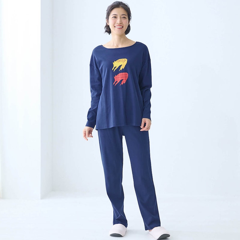 チェックのブランケットの上の猫（ネイビー）