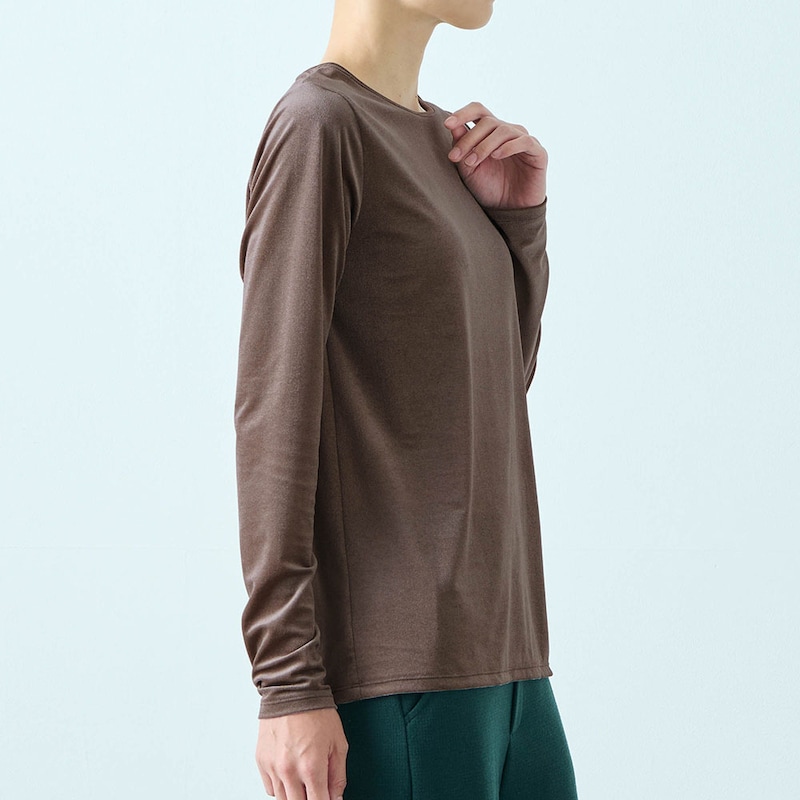 長めの袖をくしゅっとさせてニュアンスたっぷり