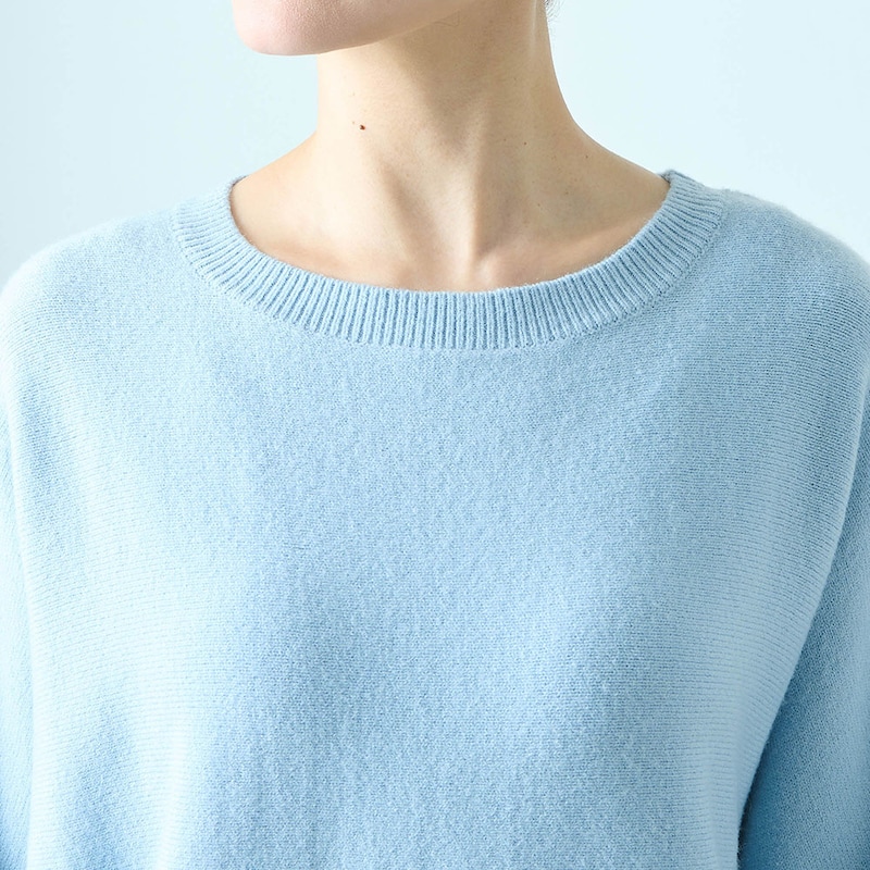 首元が詰まりすぎない絶妙なボートネック