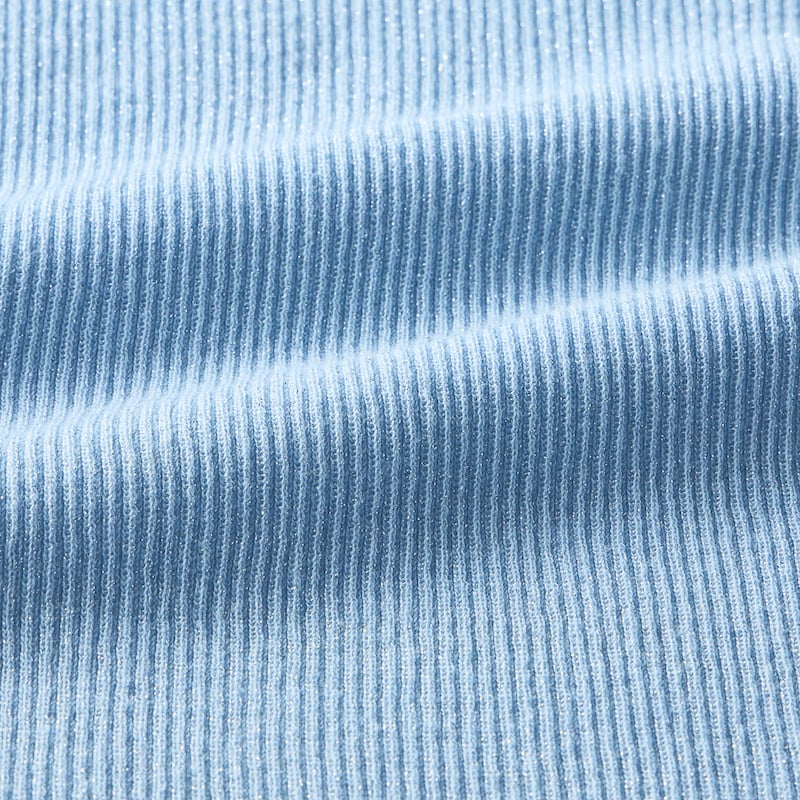 さらっとした綿混素材で重ね着がしやすい