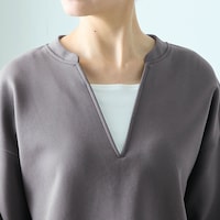 VネックカットソーとTシャツを重ねたような技ありデザイン