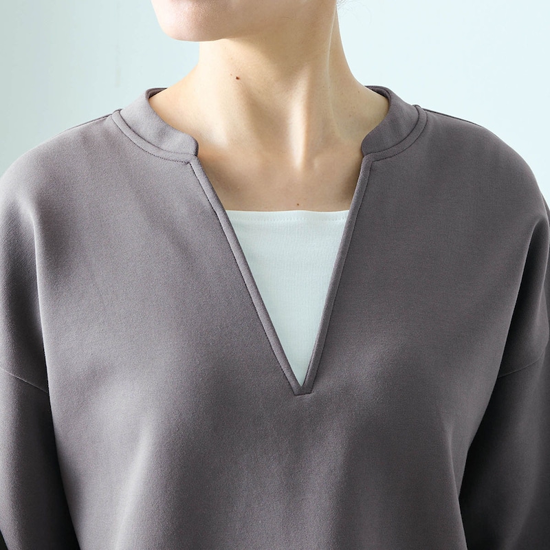 VネックカットソーとTシャツを重ねたような技ありデザイン
