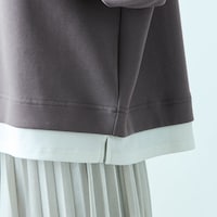 裾部分まで重ね着風にすることで抜け感のある印象に