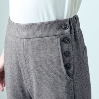 脇のボタン開きがアクセントに