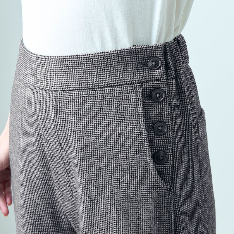 脇のボタン開きがアクセントに