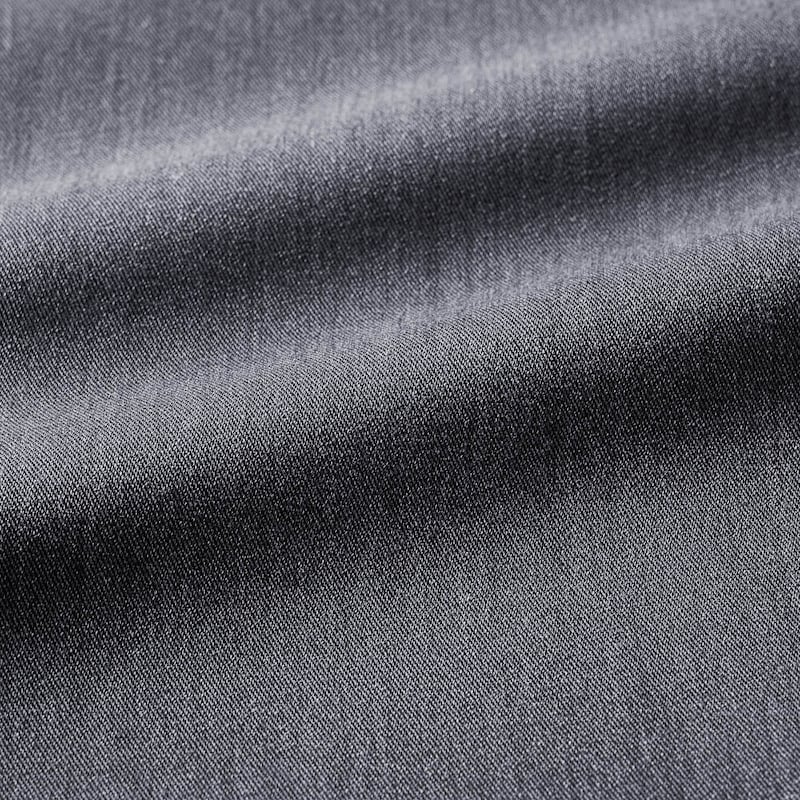 表側はきれい見えするウール調の布帛素材