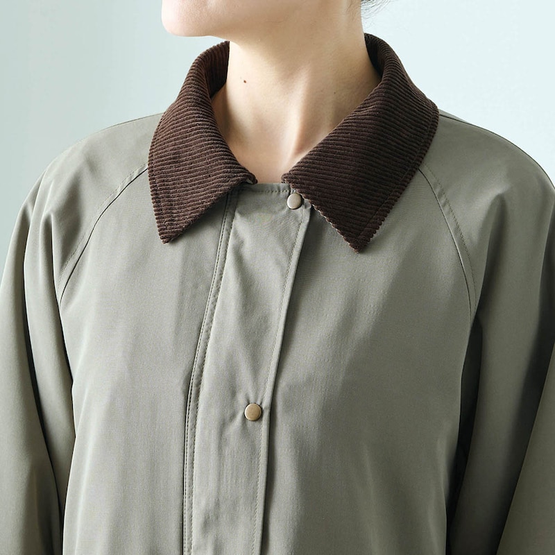 襟元のコーデュロイがトレンド感たっぷり