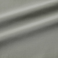 やや光沢感のある素材をあえてセレクトし大人カジュアルに