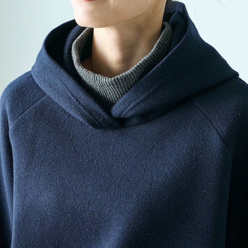 リブ使いの重ね着風デザインなのですっきり見えの効果も