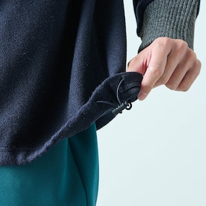裾のドロストデザインでボトムに合わせてシルエットアレンジも可能