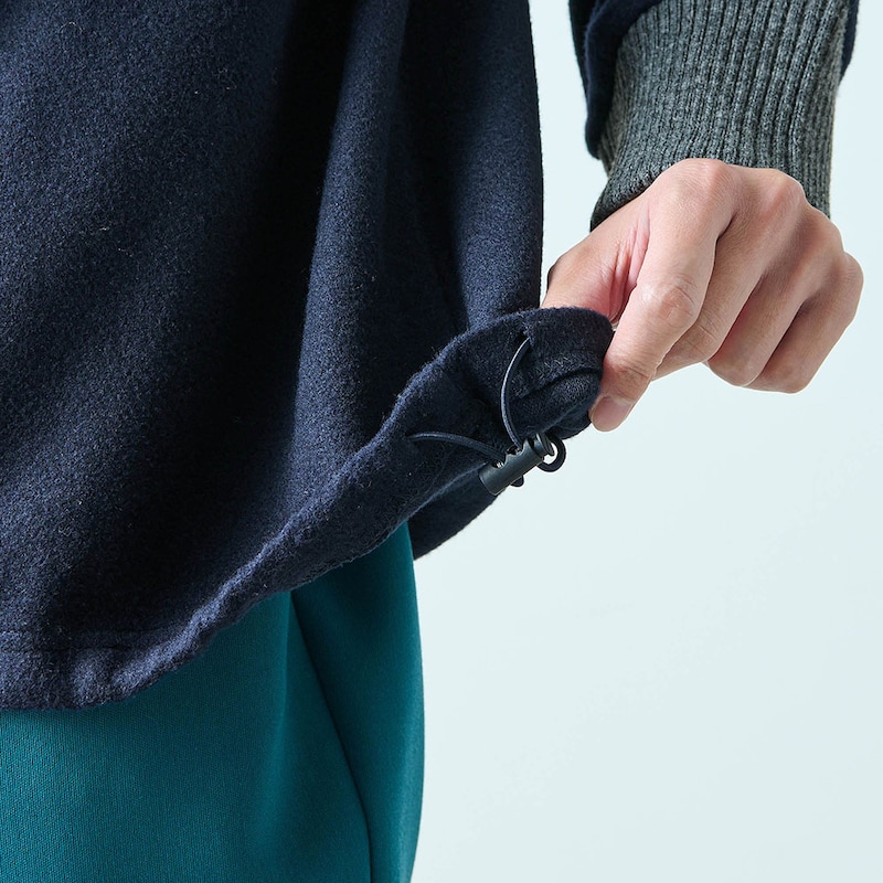 裾のドロストデザインでボトムに合わせてシルエットアレンジも可能