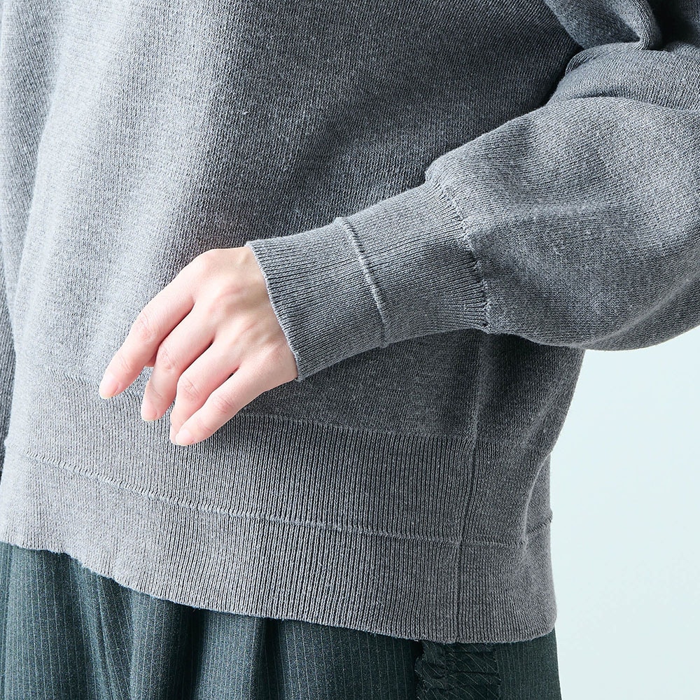 袖口と裾のタックがすっきり大人な印象に