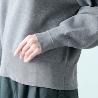 袖口と裾のタックがすっきり大人な印象に