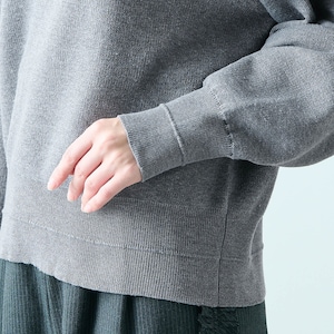 袖口と裾のタックがすっきり大人な印象に