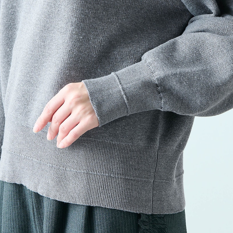 袖口と裾のタックがすっきり大人な印象に