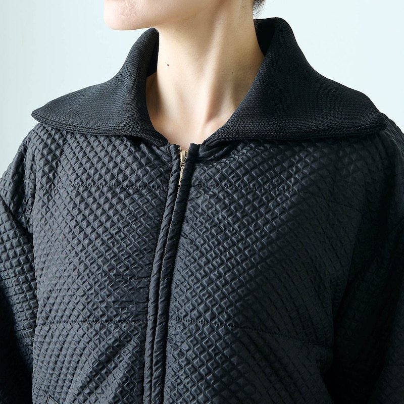 襟のニットリブがアクセントに