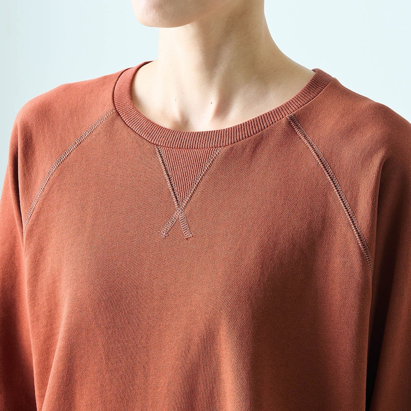 首元のガゼットデザインやラグランスリーブのステッチでこなれ感アップ